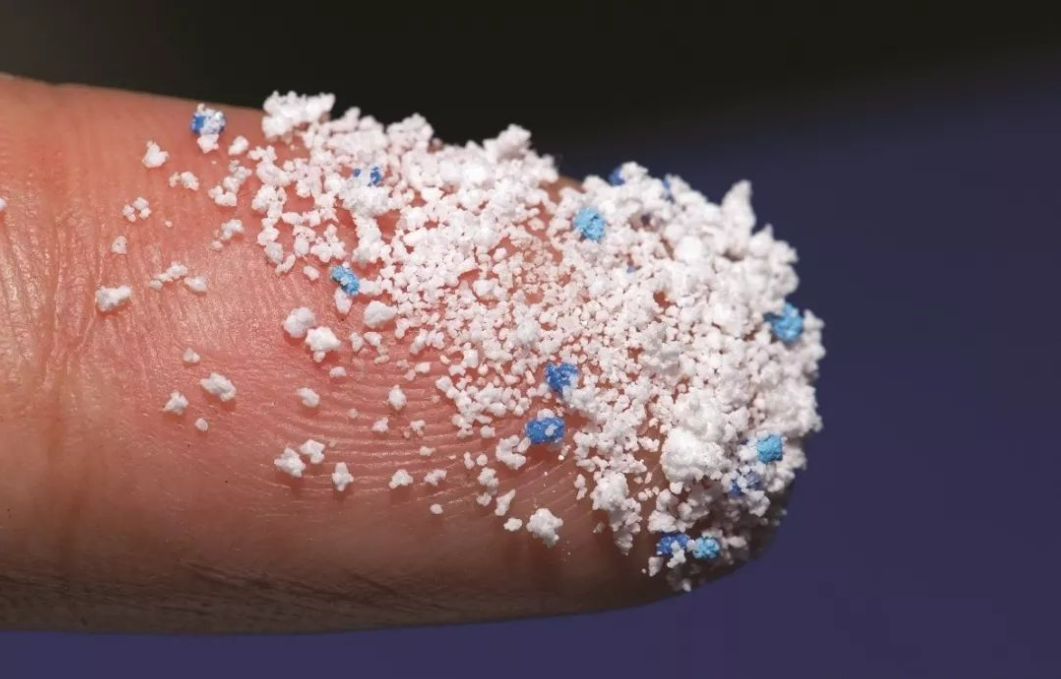 科學家首次在人類血液中發(fā)現(xiàn)微塑料，使用生物降解袋減少微塑料的產(chǎn)生(圖1)