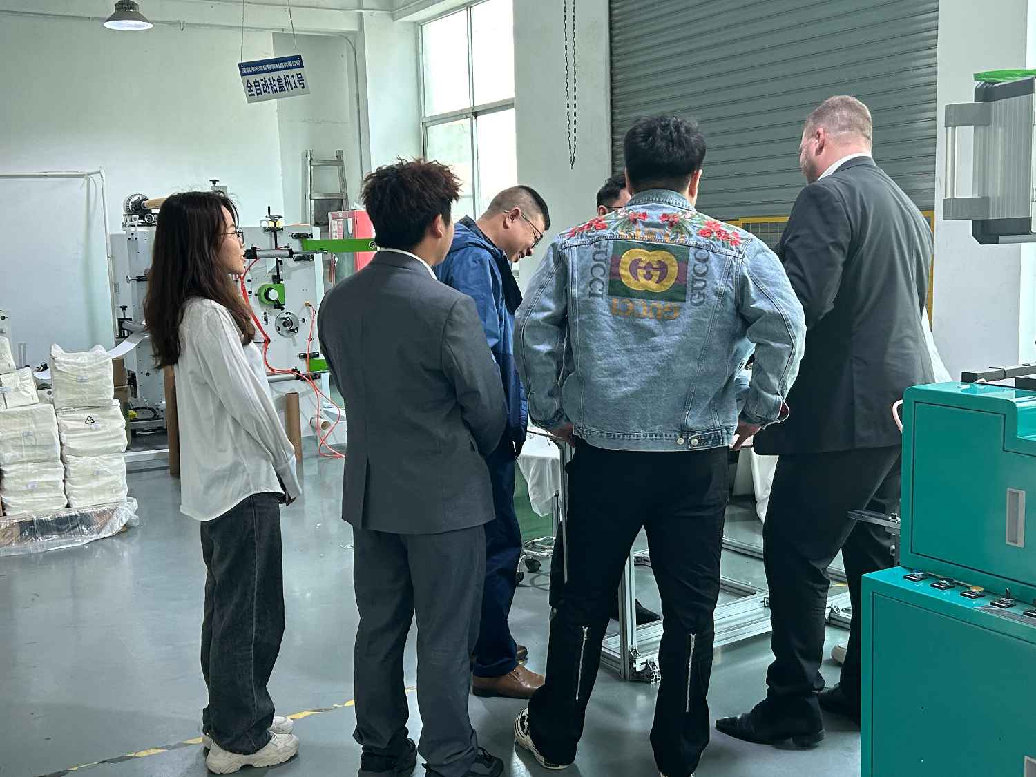 國際合作伙伴深度考察，共謀發(fā)展 —— 外國客戶訪問久信達科技生產(chǎn)車間(圖2)