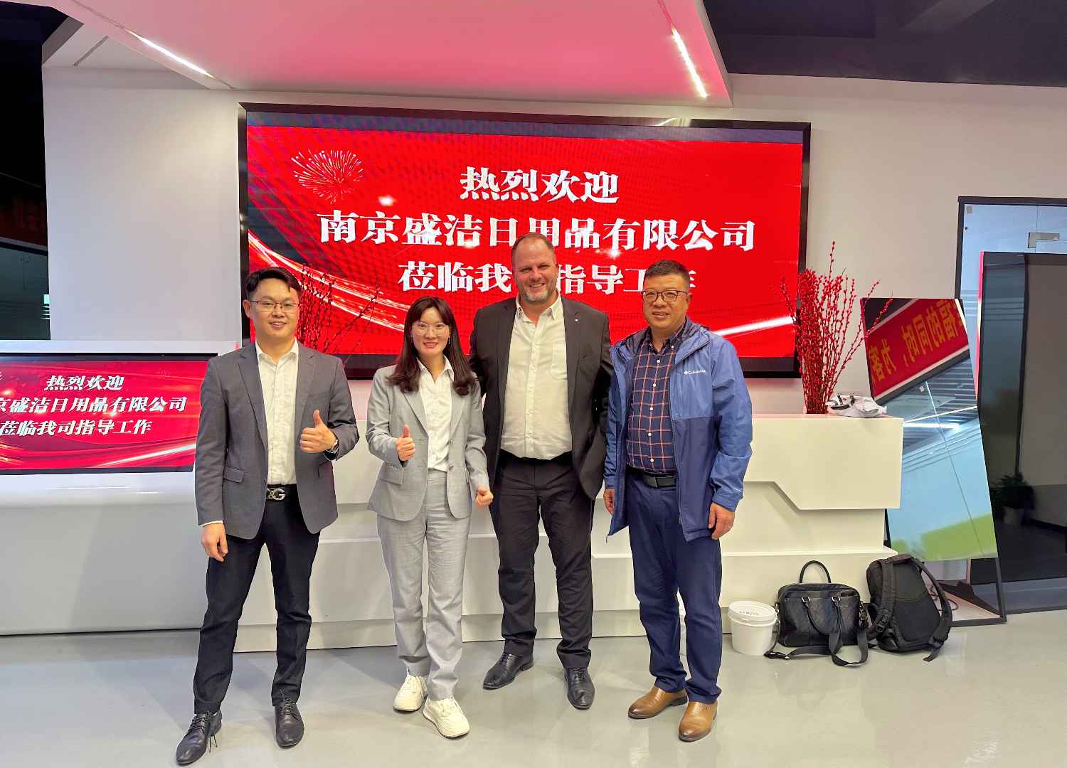 國際合作伙伴深度考察，共謀發(fā)展 —— 外國客戶訪問久信達科技生產(chǎn)車間(圖1)