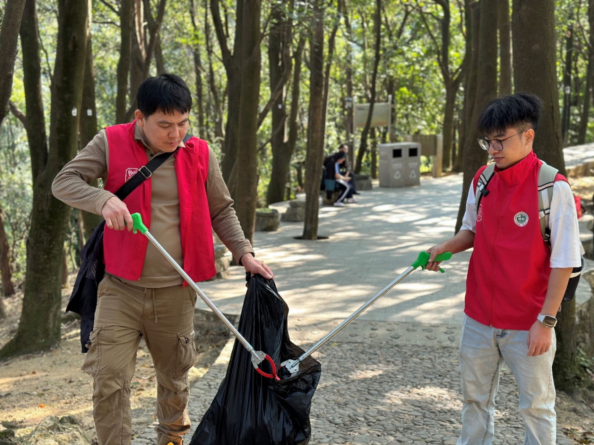 守護(hù)綠水青山，久信達(dá)環(huán)保袋義工點(diǎn)亮陽臺(tái)山(圖1)