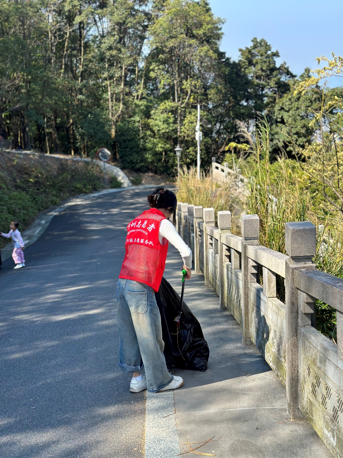 守護(hù)綠水青山，久信達(dá)環(huán)保袋義工點(diǎn)亮陽臺(tái)山(圖2)